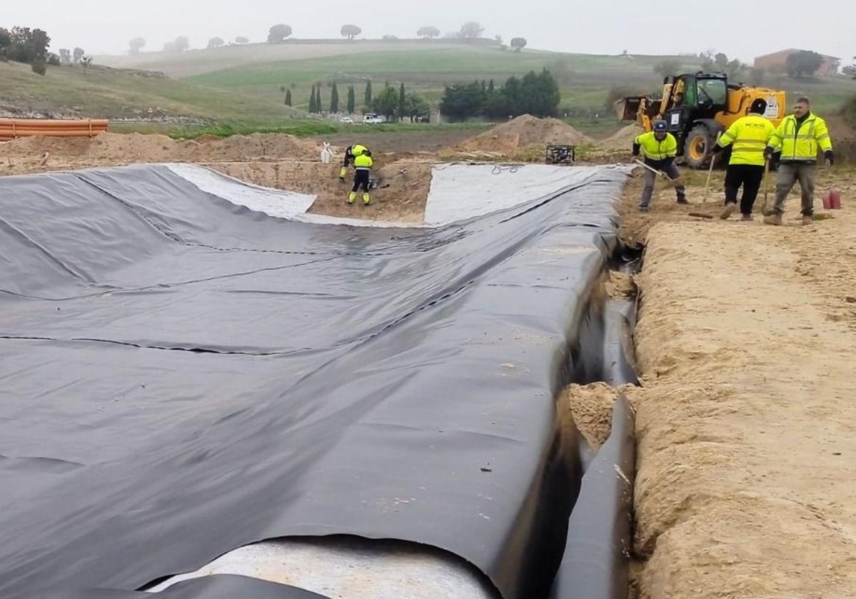 Varios operarios, durante la construcción de una depuradora en la provincia de Segovia.