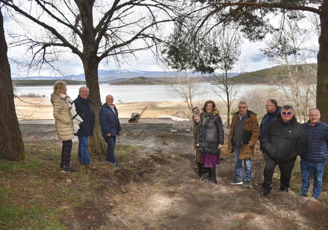 La presidenta de la Diputación, en el centro, durante la visita a las obras de la playa del pantano.