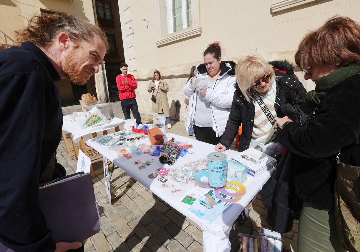 Venta de objetos y regalos de la asociación Mundo Azul, hoy en la Plaza Mayor.