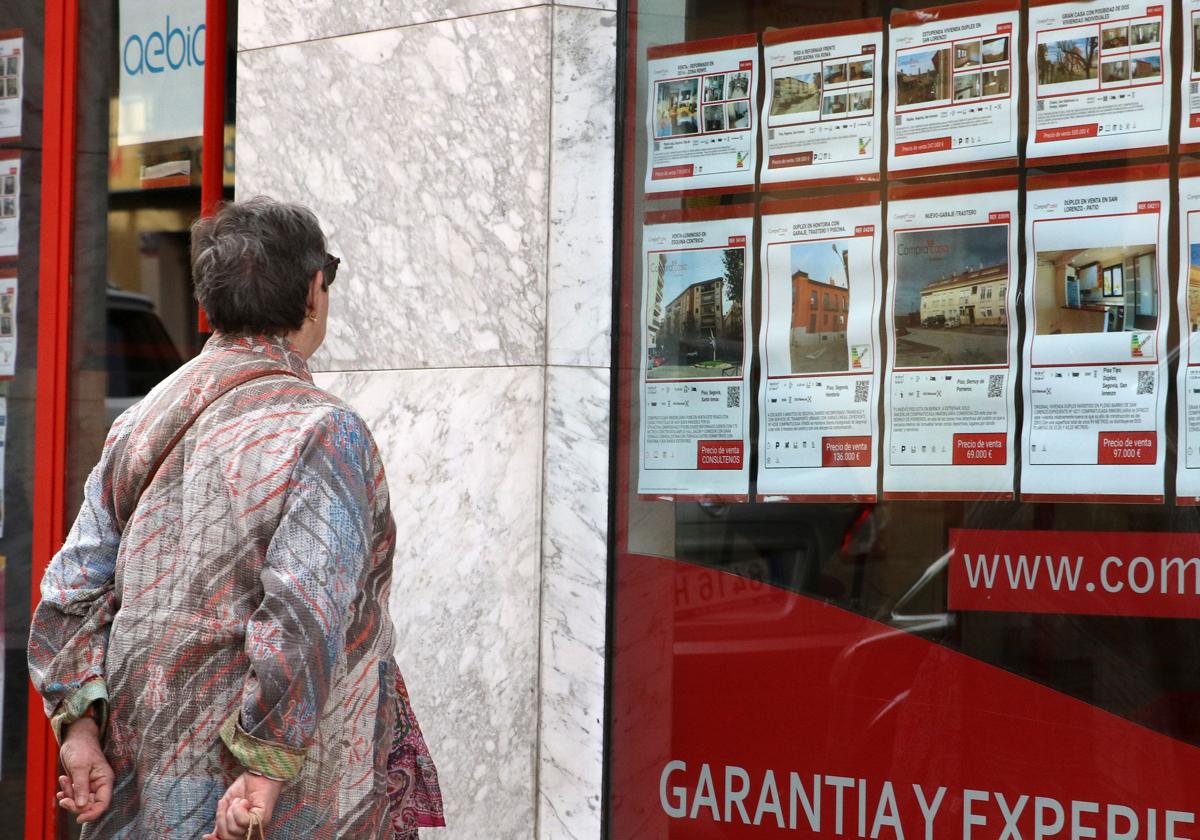 Una mujer observa ofertas de viviendas en venta en la provincia de Segovia.