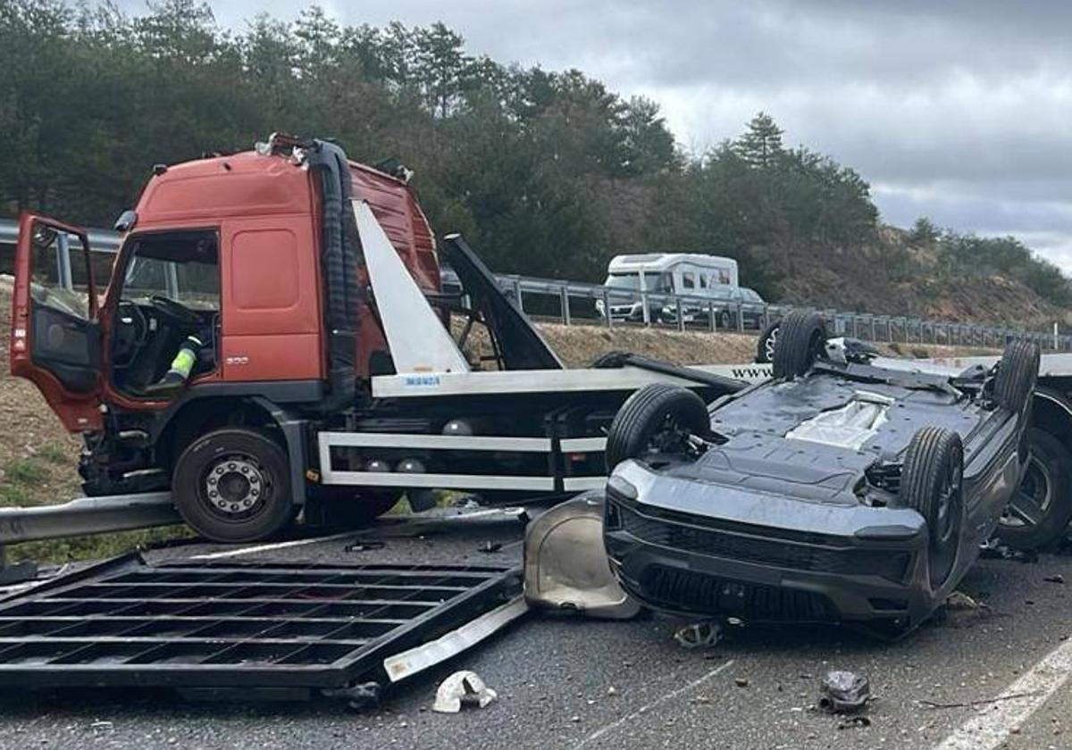 Imagen del camión y los coches que transportaba momentos después del accidente