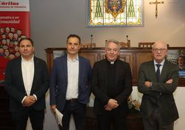 El director de Cáritas Diocesana de Valladolid, Guenther Eduardo, el vicario general de la Archidiócesis, Jesús Fernández y el ecónomo, José María Conde.