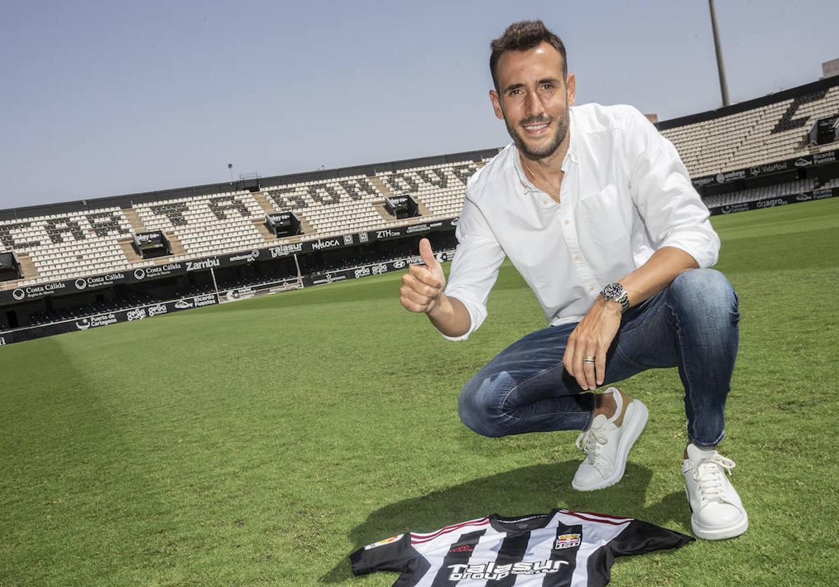 Kiko Olivas posa con la camiseta del Cartagena en el estadio de Cartagonova tras su fichaje en 2022