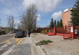 Acera que se va a reformar junto a la residencia Puente de Hierro.