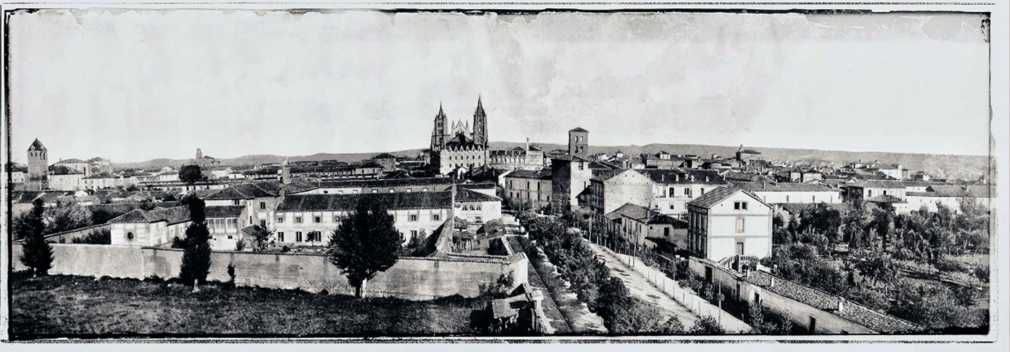 Paseo de las moreras, actual Ordoño II, en 1893.