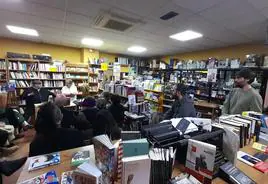 El librero y gestor cultural Javier Pérez, a la derecha, durante una presentación en La Tienda de Lope.