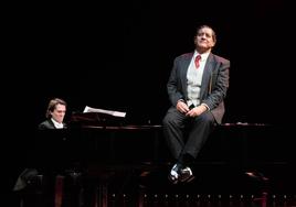 Pedro Casablanc, sobre el piano, durante la representación.