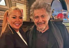 Belén Esteban con Al Pacino en un restaurante de Los Angeles.