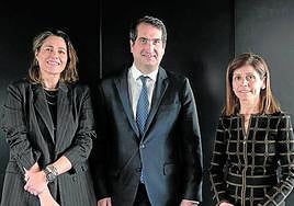 Guadalupe Hernández, directora territorial Noroeste de BBVA; Peio Belausteguigoitia, 'country manager' BBVA en España; y Begoña Cuetos, directora regional Noroeste BBVA.