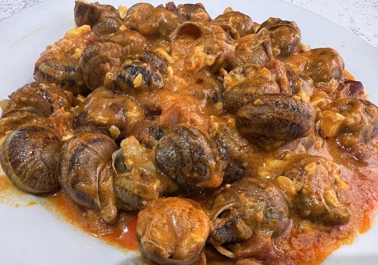 Ración de caracoles en el bar Poli elaborados por su dueño Anselmo Alonso.