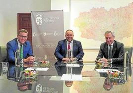 Responsables de Eurocaja Rural, con el presidente de la Diputación de León (centro).