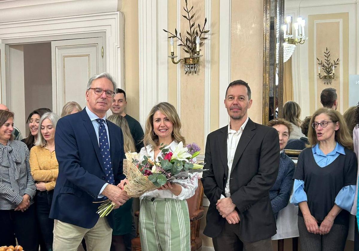 El subdelegado del Gobierno entrega un ramo de flores a Laura León, este jueves en la despedida.