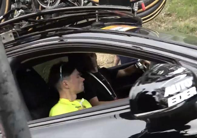 Roglic, abandonando la etapa en el coche de su equipo.