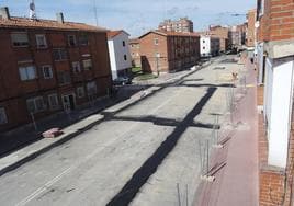 Los operarios despejan la calzada una vez asfaltado el tramo de la calle Villabáñez para la reapertura del túnel de Vadillos.