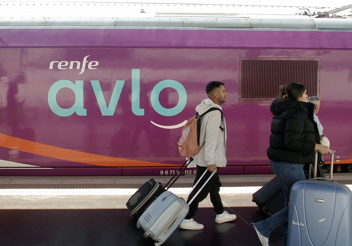 Pasajeros bajan de un tren Avlo en Alicante.