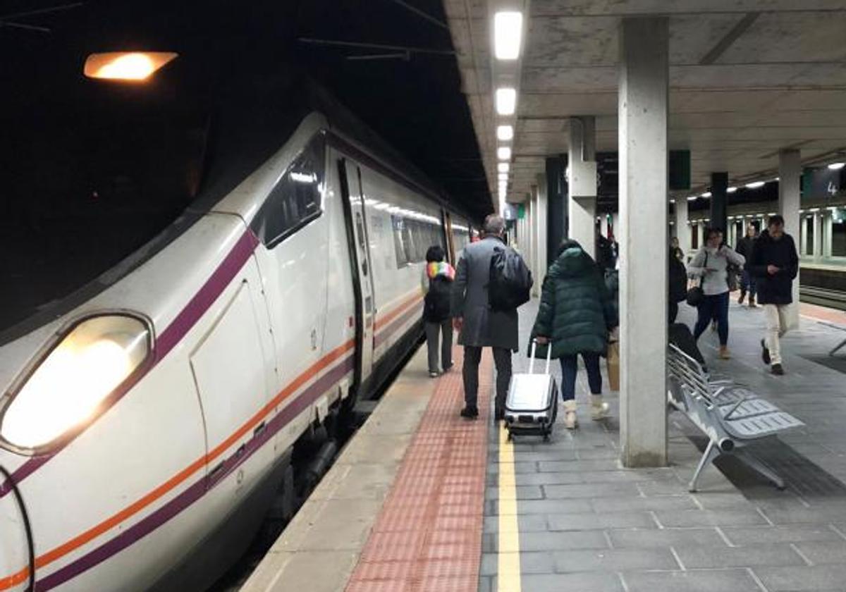 Varias personas suben a un tren en la estación Segovia-Guiomar.