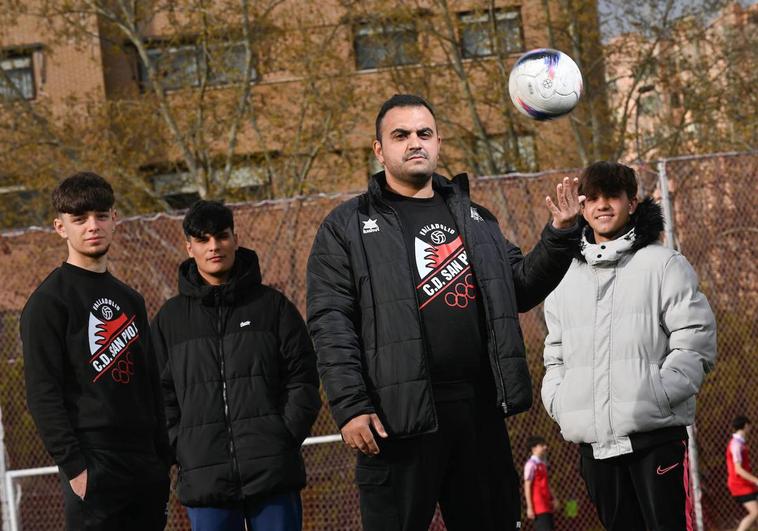 Francisco Jesús Santana, entrenador del juvenil de San Pío X, con Héctor, Ismael y Adrián, tres jugadores payos a sus órdenes.