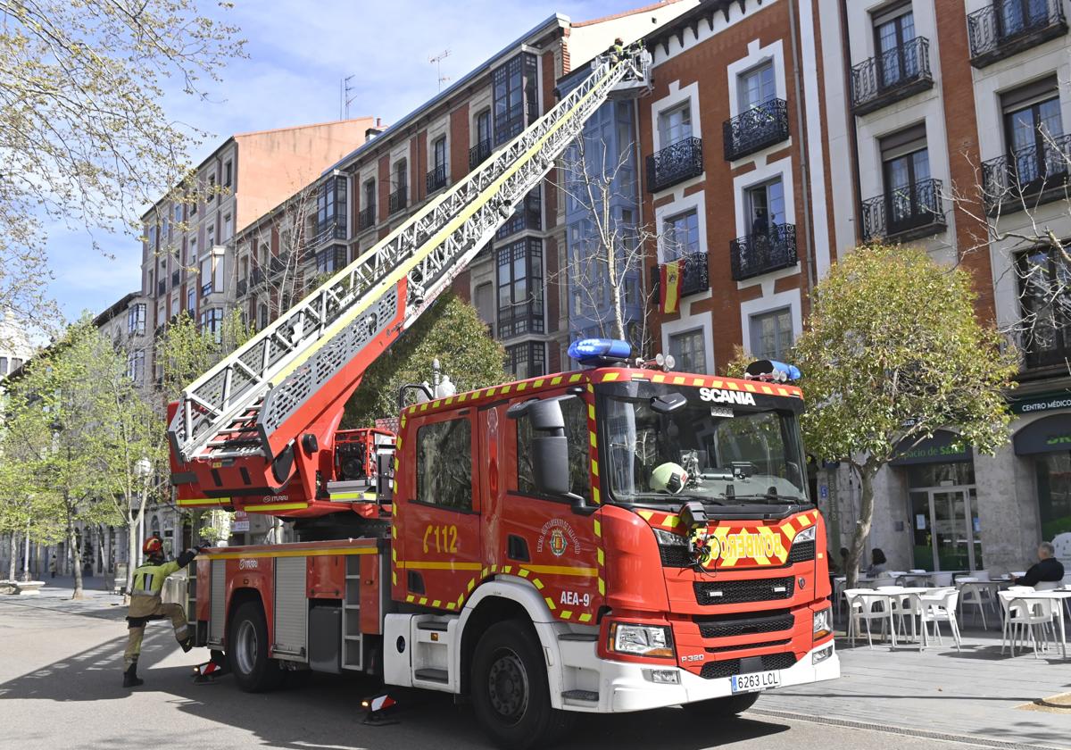 Intervención de los Bomberos este viernes por la mañana en la Acera de Recoletos.