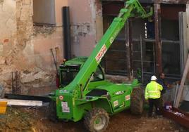 Trabajadores y maquinaria en las obras del teatro Cervantes de Segovia este pasado invierno.