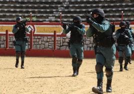 Operativo de la Guardia Civil en la plaza de toros de Cuéllar durante el simulacro de atentado terrorista.