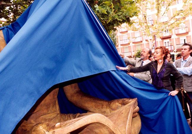 León de la Riva descubre la tela azul que cubre la escultura el día de la inauguración.