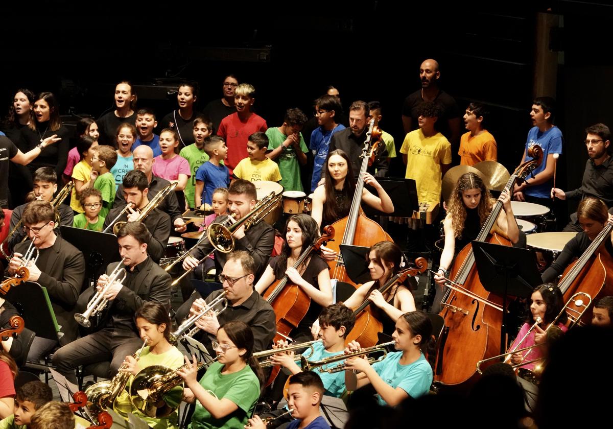 Niños y niñas participantes en el concierto Fiesta Miradas con músicos dela OSCyL, ayer en el Centro Cultural Miguel Delibes.