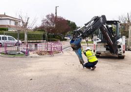 Un trabajador de Ramboll, en las inmediaciones de la zona afectada el pasado martes.