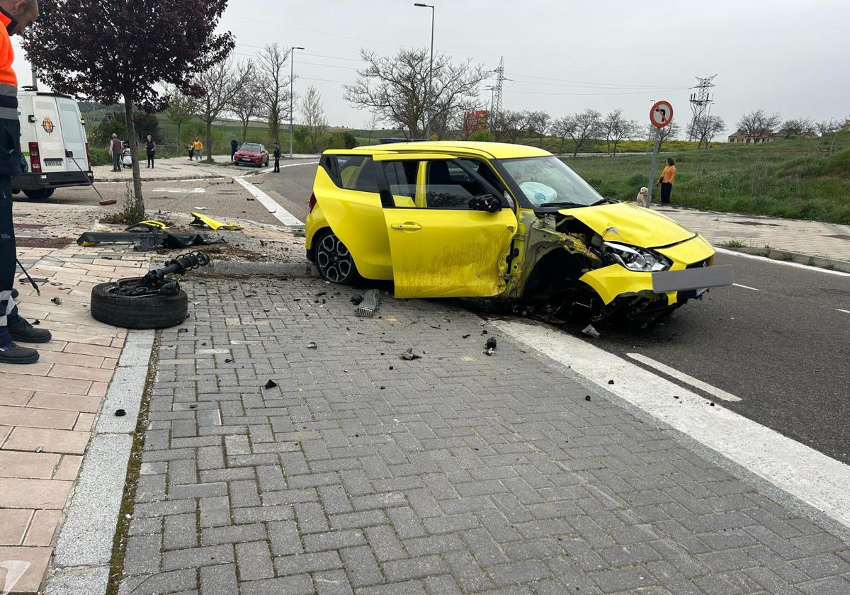 El coche siniestrado en Parquesol destrozado.