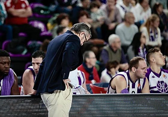 Paco García se lamenta tras una acción, con Devin Schmidt en el banquillo.