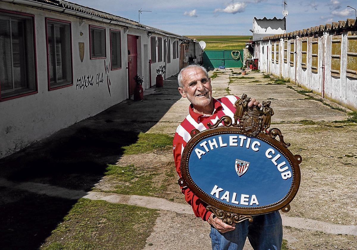 Estebaranz posa en su antigua vaquería con una placa de la calle dedicada a su equipo del alma.