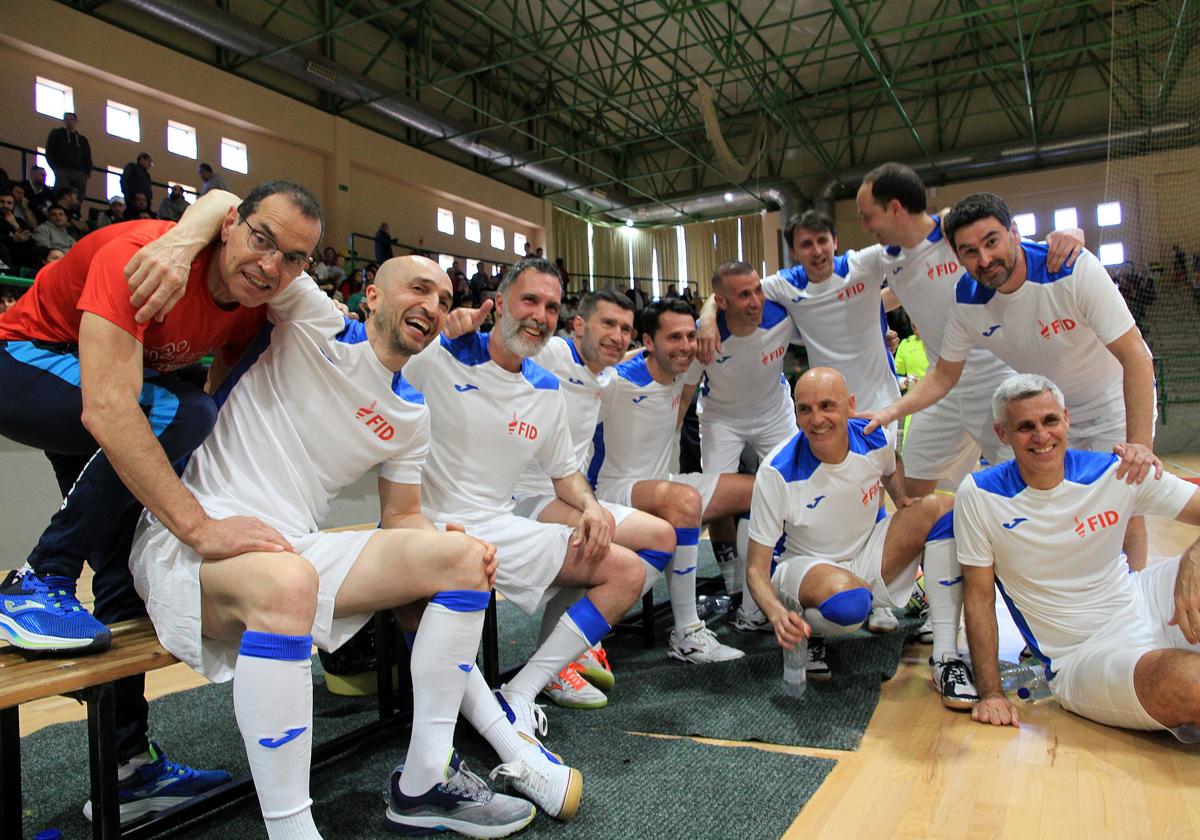 Antiguos jugadores del Caja Segovia posan en una foto de familia en el partido de leyendas dispputado este viernes.