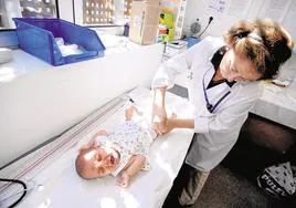 Una pediatra atiende a un bebé.