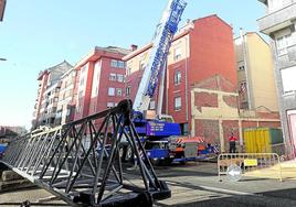 Grúa para la construcción de un bloque de pisos en la capital palentina.