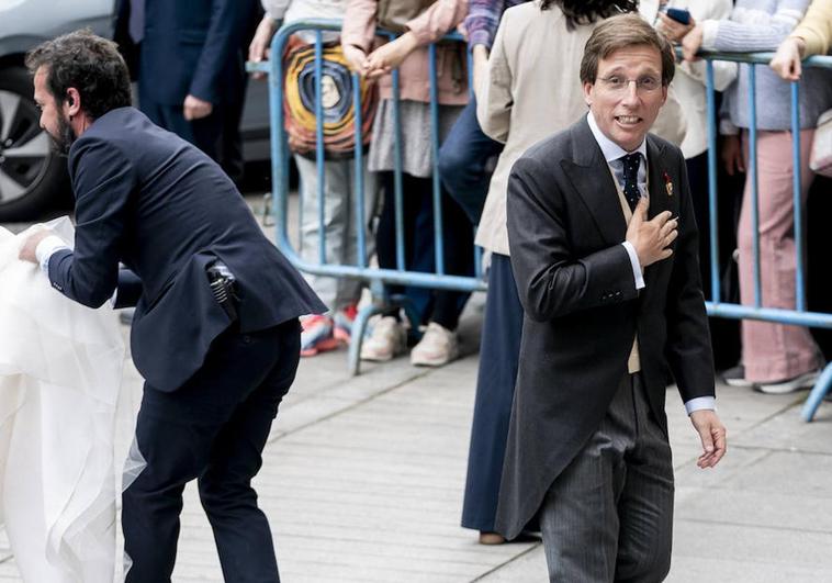 En la foto, José Luis Martínez-Almeida minutos antes de que comenzara su boda; en el vídeo, el baile nupcial.