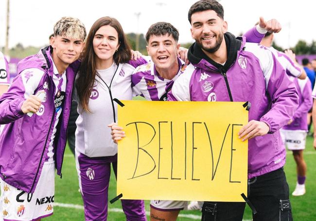 Cartulina con la palabra 'Believe' (creer) que presidió el partido del filial.