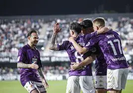 Biuk, Monchu e Iván Sánchez celebran el primer gol con Meseguer.
