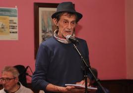 El poeta cuellarano Luis Sanz 'Chan', en la presentación de su último libro.