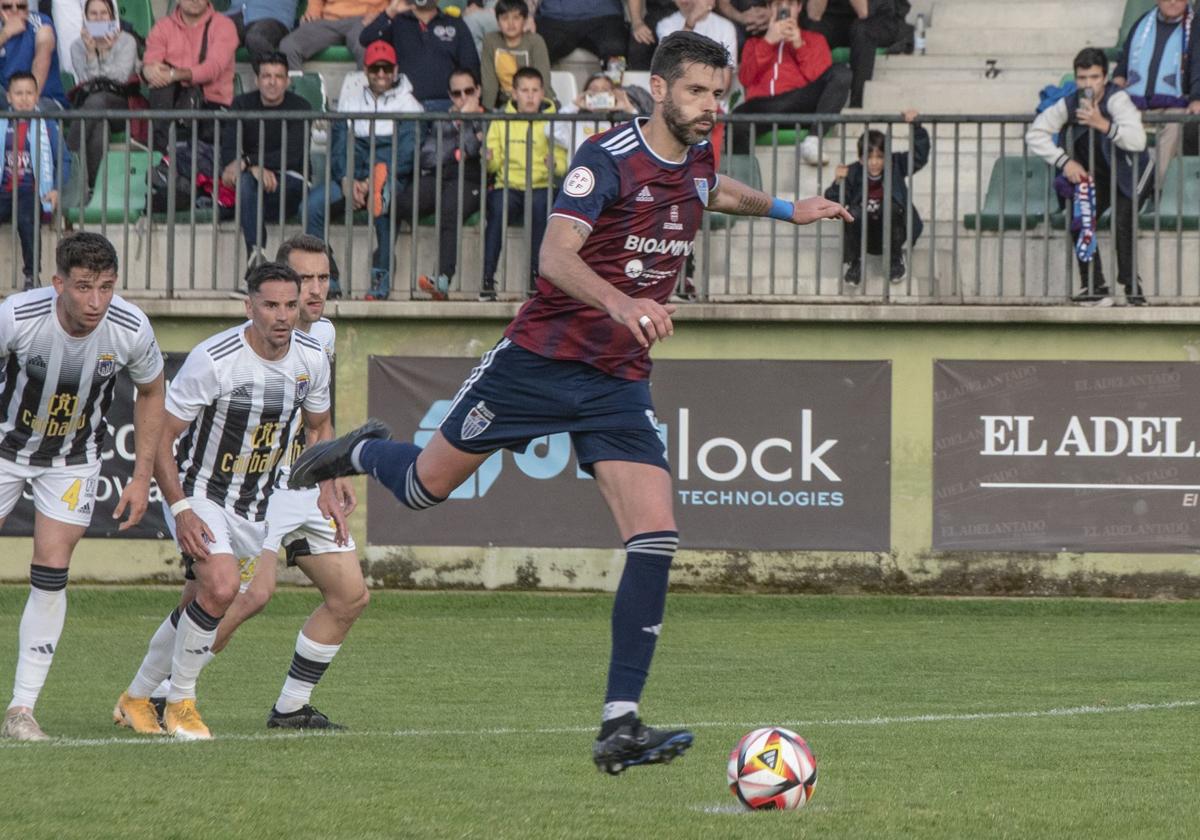 Dani Segovia ejecuta el penalti del 2-1.