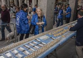 Colaboraodres y comensales preparan y degustan el ponche segoviano solidario con Autismo Segovia.