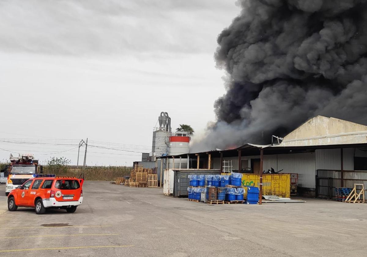 Incendio en las naves de Cecotec.