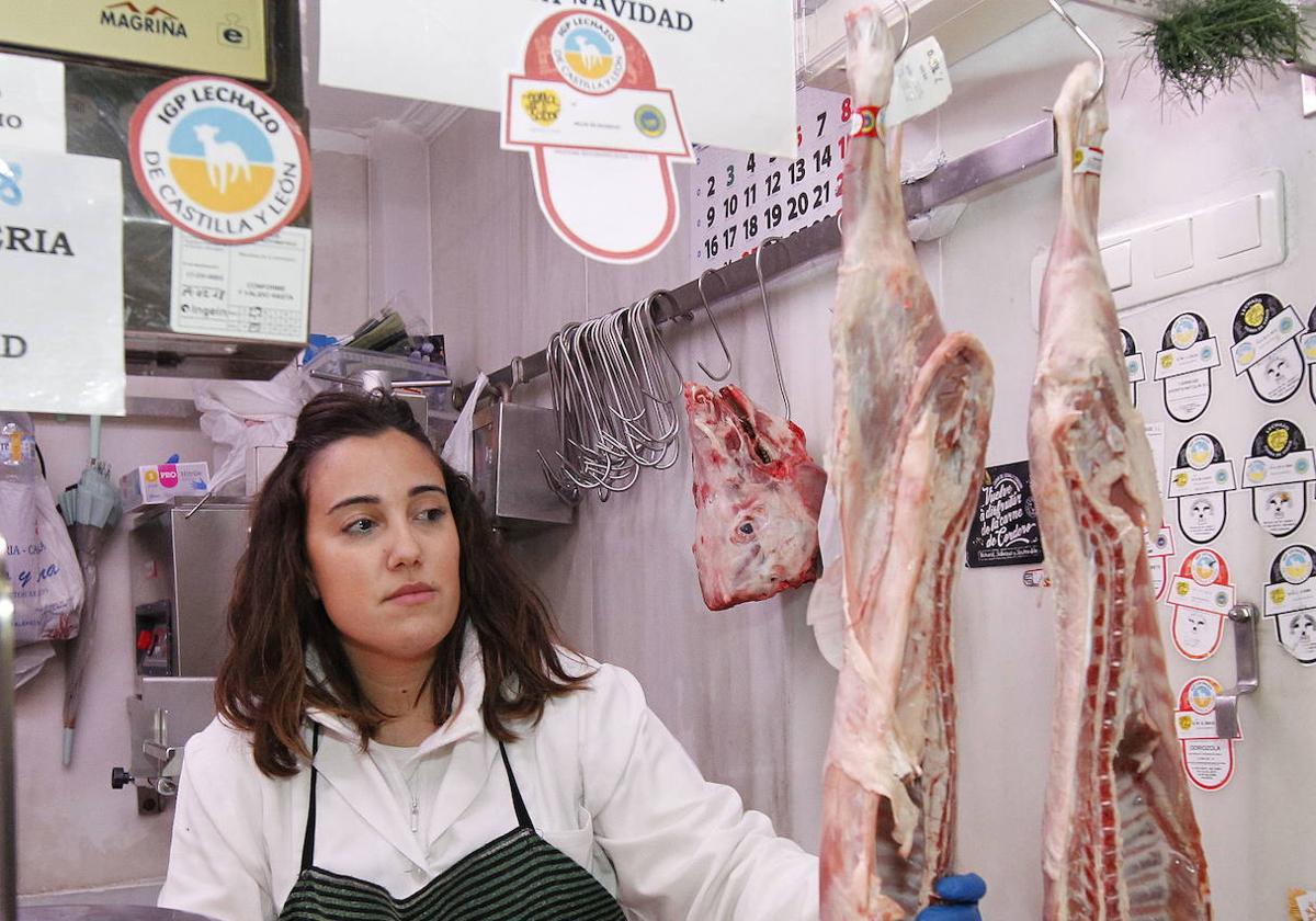 Venta de lechazos en una carnicería en la Plaza de Abastos, en una imagen de archivo.