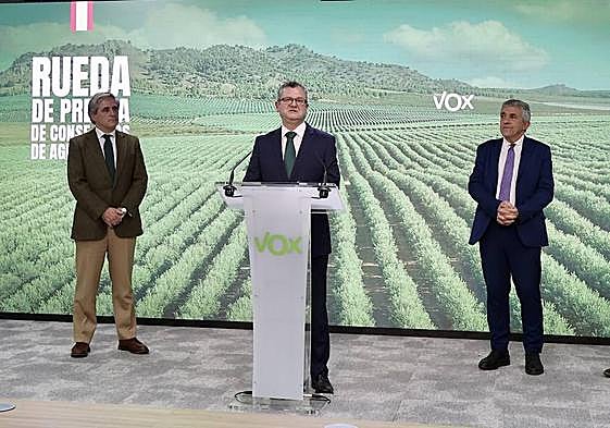 Gerardo Dueñas en el centro, junto a los consejeros de Agricultura de Extremadura, Aragón y Comunidad Valenciana.