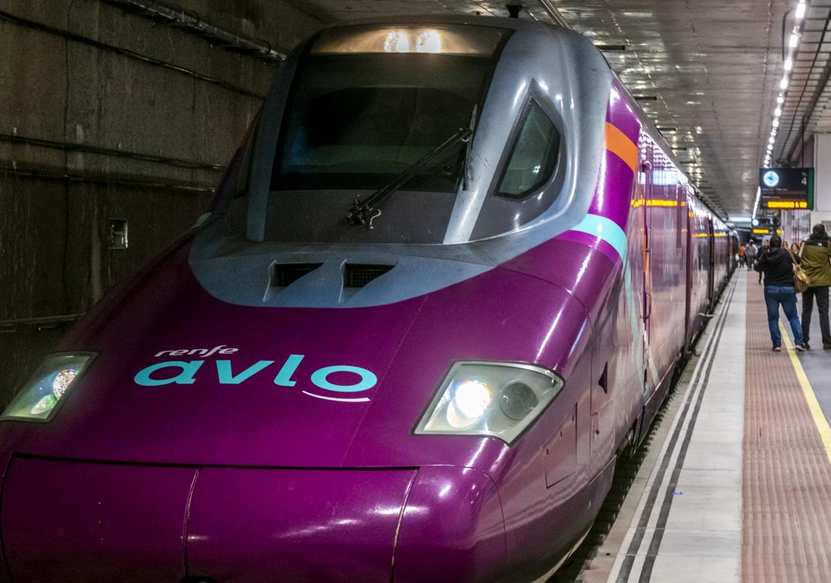 Un tren Avlo en la estación de Murcia, una de las ciudades con las que conectará Valladolid.