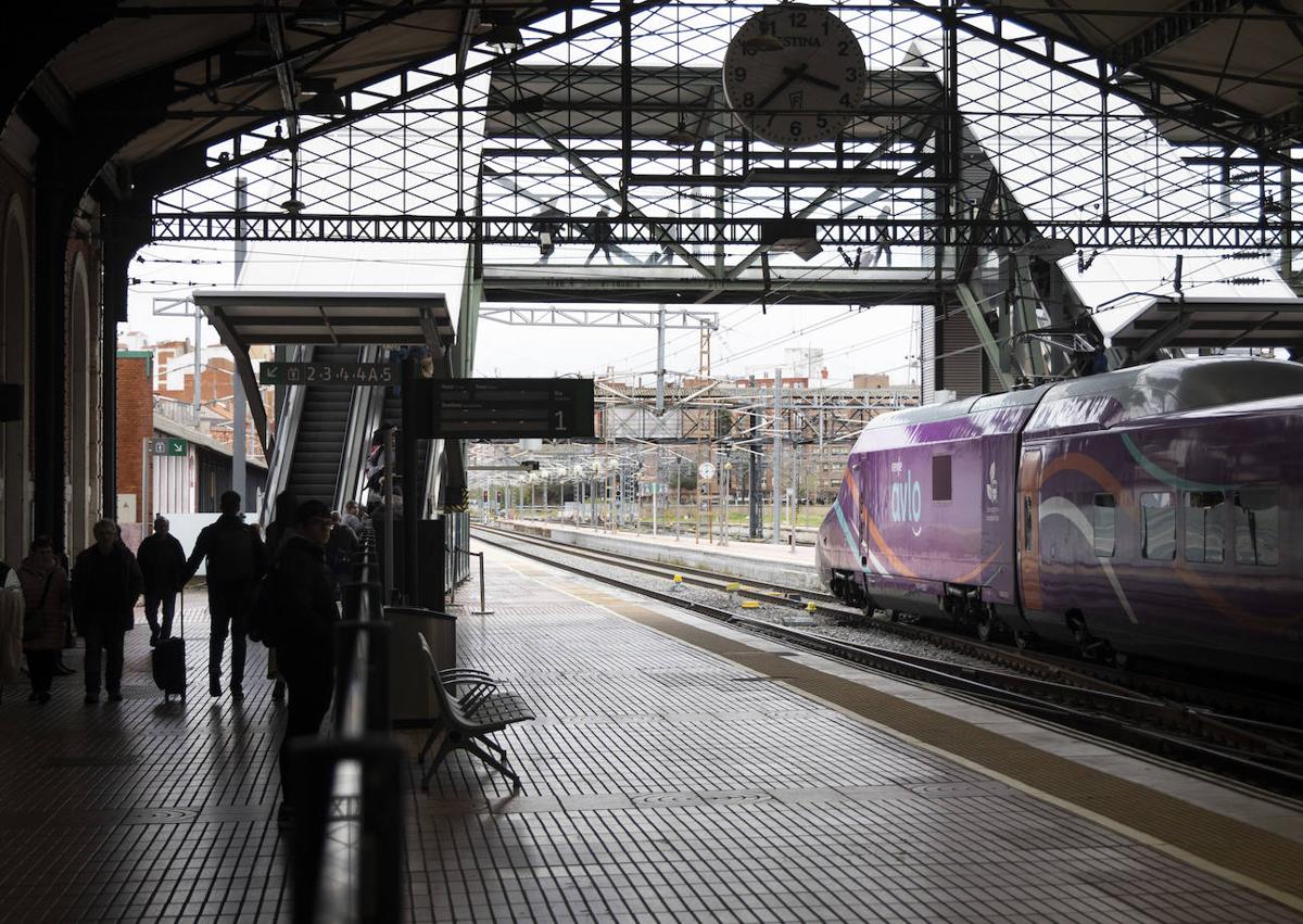 Imagen secundaria 1 - Diferentes detalles de la llegada de Avlo, como el nombre en los horarios, el tren situado en la vía 2 y los primeros viajeros llegando al andén.