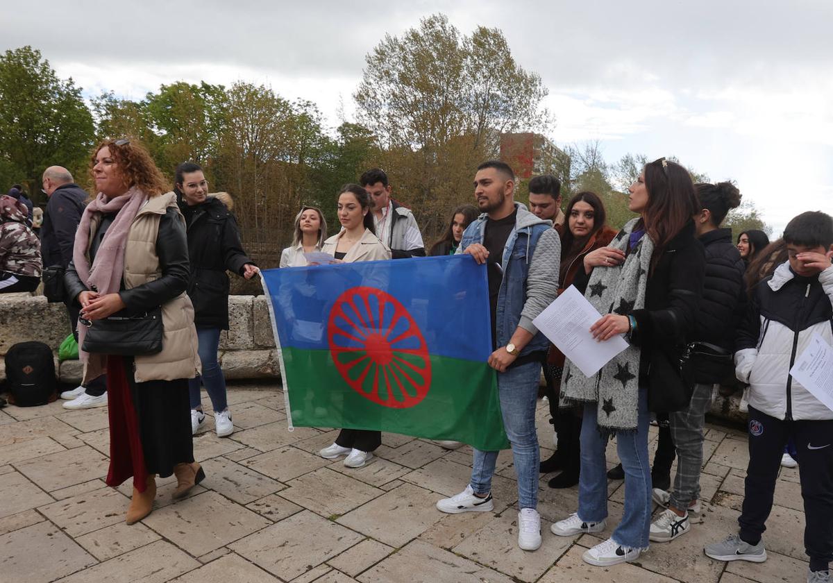 Lectura del manifiesto en el Puentecillas del Día Internacional del Pueblo Gitano.