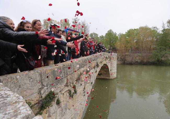 Lanzamiento de pétalos al río Carrión.