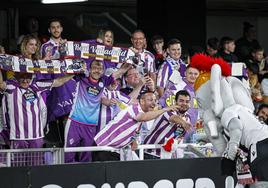 Aficionados del Real Valladolid lucen orgullosos sus colores en la grada del Cartagonova.