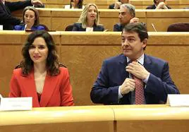 Alfonso Fernández Mañueco, este lunes junto a Isabel Díaz Ayuso en la Comisión General de las Comunidades Autónomas del Senado.