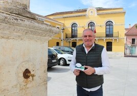 Óscar Soto frente al Ayuntamiento de Tudela de Duero con uno de los contadores inteligentes