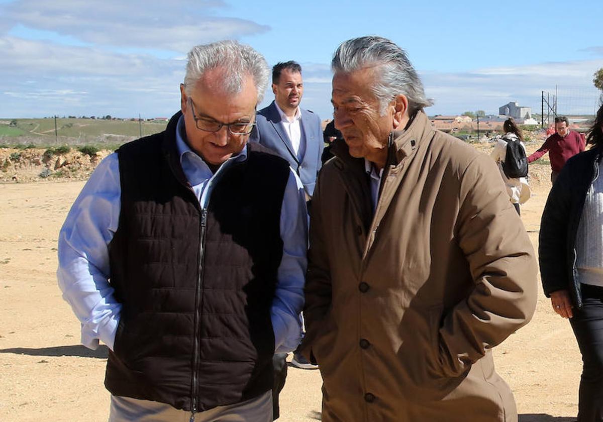 El director general de Drylock (drcha.), Miguel Ángel González, conversa con el alcalde de Bernuy de Porreros, Adolfo Santamaría, este lunes, en Los Hitales.